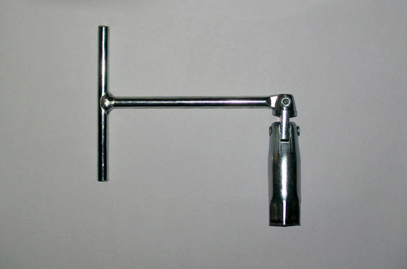 MOH 112 - LLAVE SACA BUJIA ASTRA